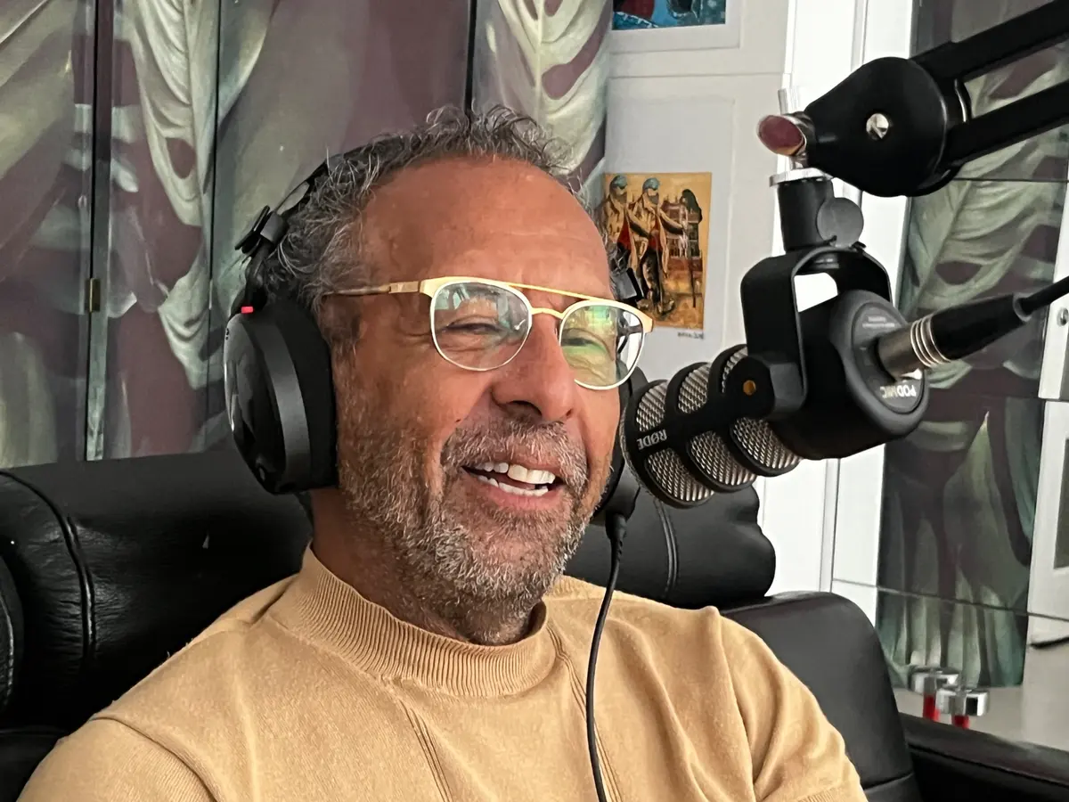 Richard Pal achter de podcastmicrofoon